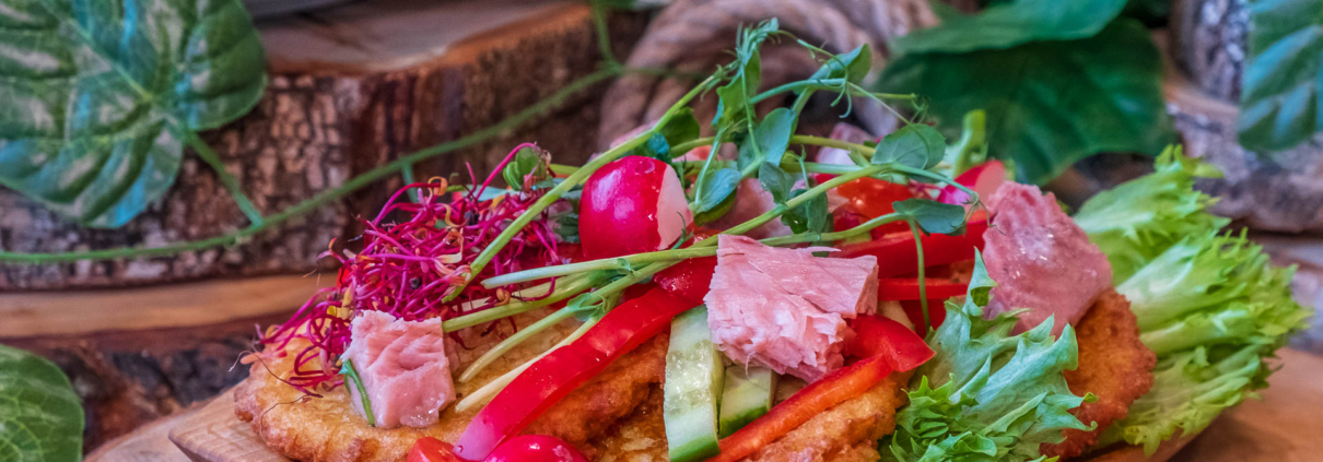 Restauracja Azymut - sałatka z pstrągiem